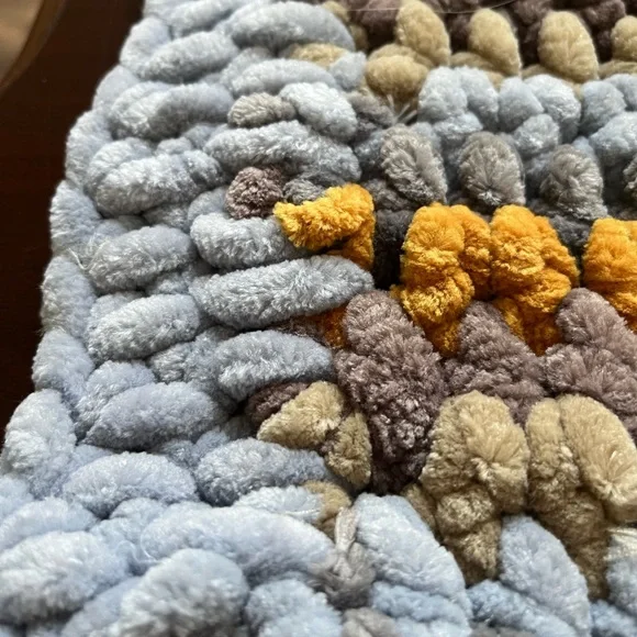 #2970 ‼️1 OF A KIND‼️NEW‼️ Handmade Chunky Chenille Lapghan